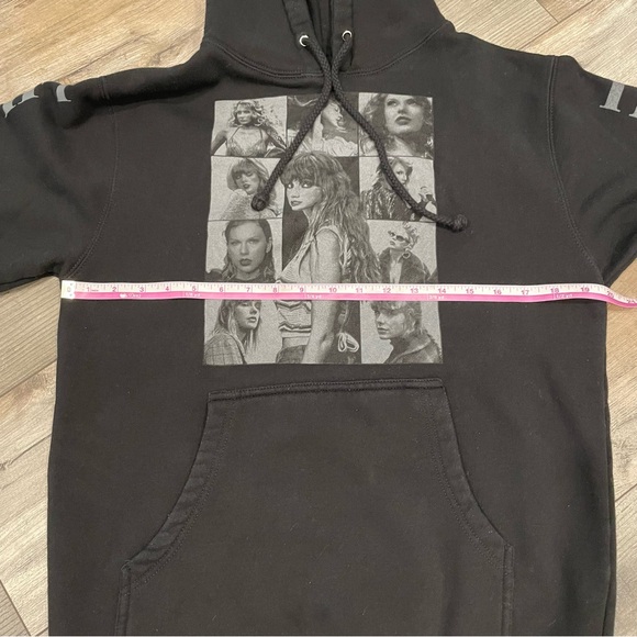 Taylor Swift The Eras Tour Official Merch Black Hoodie Hooded Sweatshirt Small - Picture 4 of 4